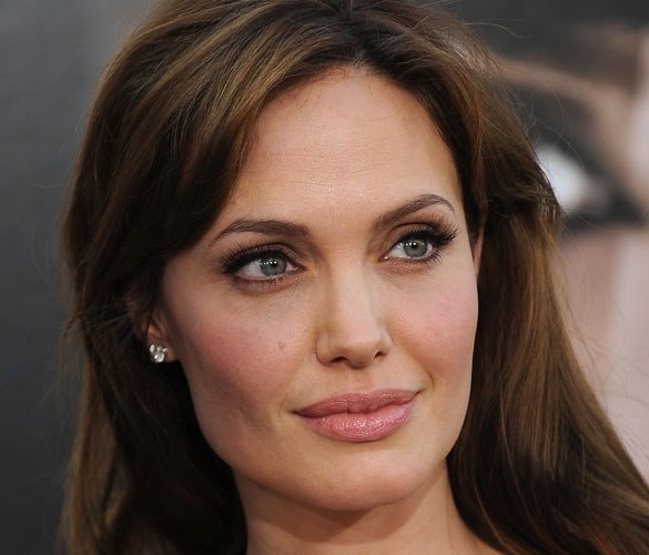 В глазах холод, темнота и летняя мягкость. По цвету кожи понятно, что она не выдержит зимней контрастности