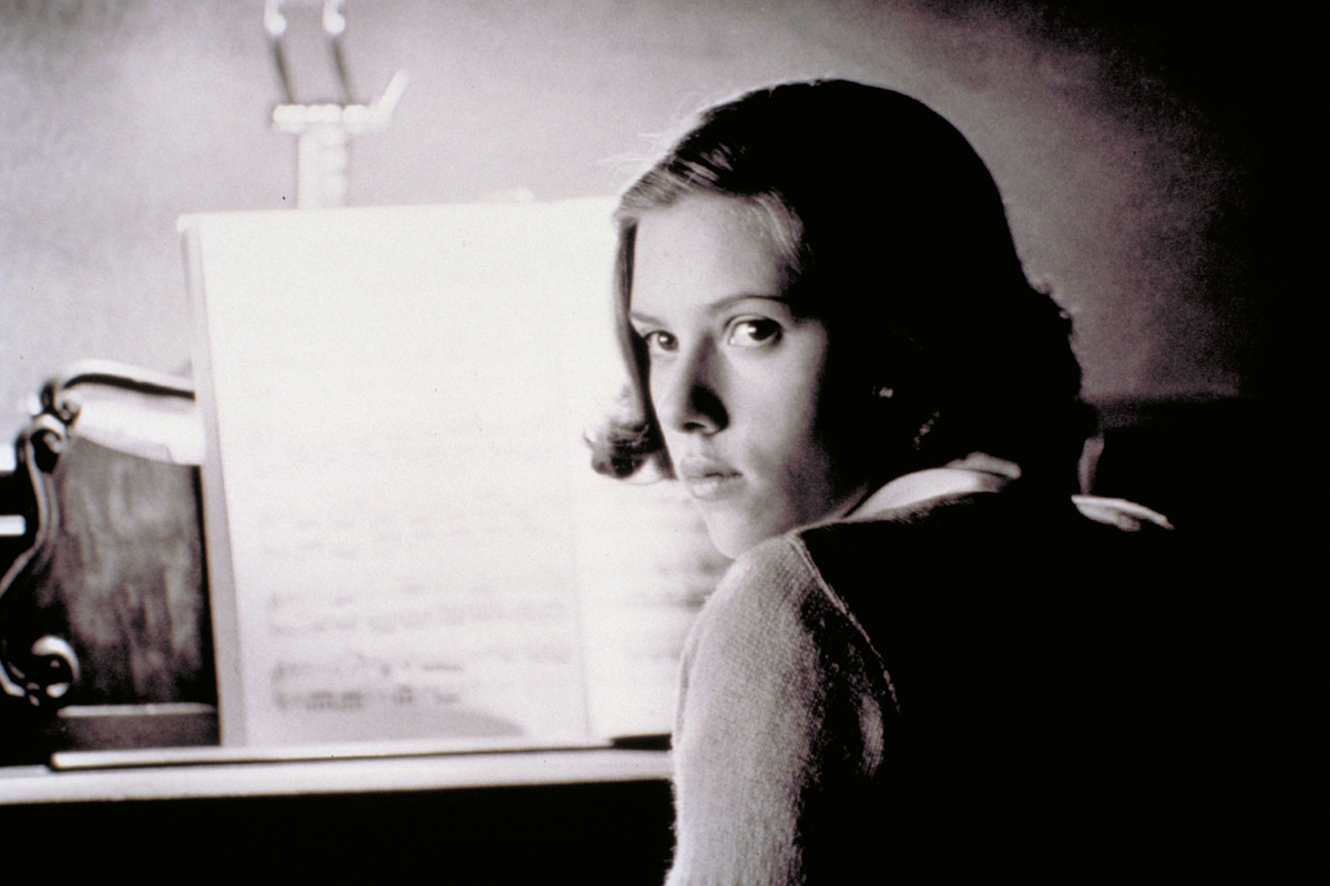    Скарлетт Йоханссон родилась в Нью-Йорке 22 ноября 1984 года. Она и её брат-близнец Хантер — младшие из четырёх детей в семье. Скандинавскую фамилию актриса унаследовала от отца-датчанина. Дед Скарлетт, Эйнер Йоханссон, также принадлежал к миру кино — работал продюсером и сценаристом / globallookpress.com / Good Machine