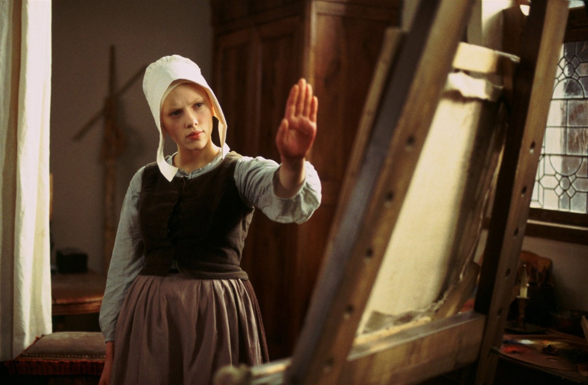    Скарлетт с детства ходила на прослушивания. Она начинала с внебродвейских постановок, а в девять лет дебютировала в кино, сыграв в фильме «Норт». Успех же пришёл к Йоханссон после центральной роли в картине «Воришки» 1996 года. На фото: эпизод фильма «Девушка с жемчужной серёжкой» / globallookpress.com / KPA