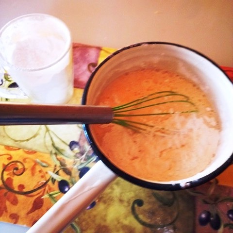 В глубокую миску налейте молоко, добавьте яйца и тщательно взбейте венчиком 