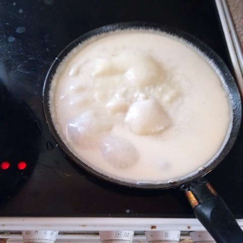 Разогрейте сковороду для блинов, слегка смажьте ее растительным маслом. Это важно сделать перед выпеканием первого блина.