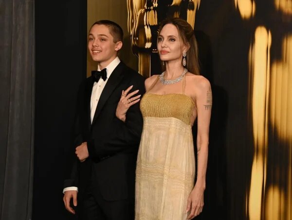     Анджелина Джоли с сыном Ноксом. Фото: Супер