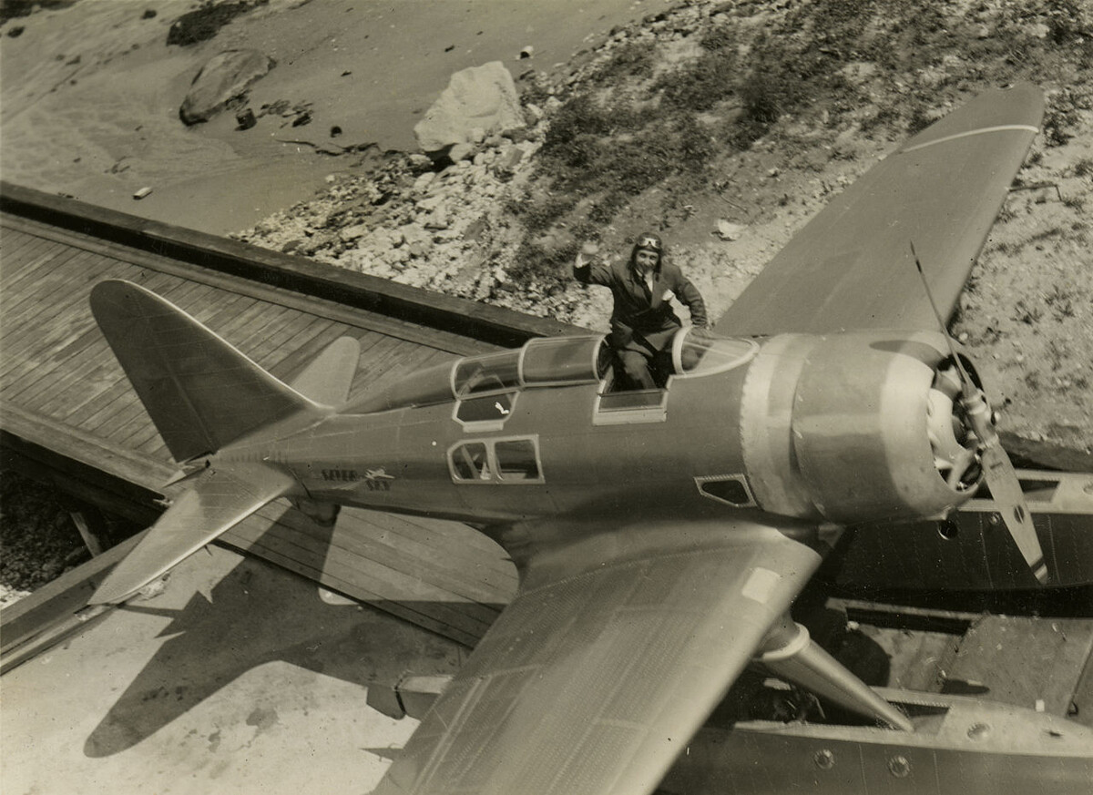 Александр Прокофьев-Северский машет рукой из кабины своего детища — SEV-3M (1930-е)