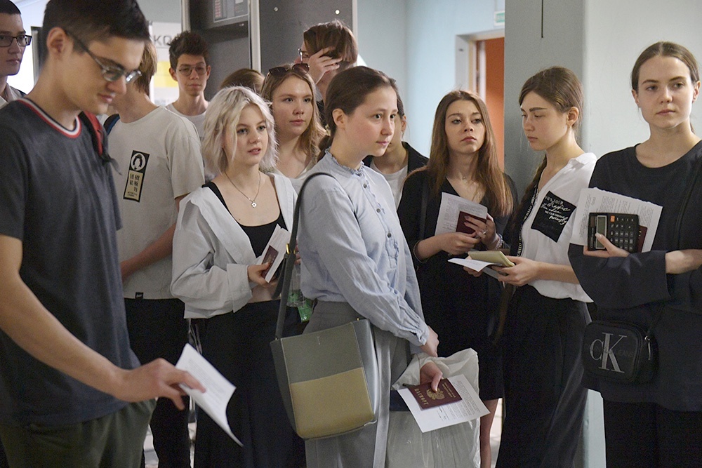    Около 700 тысяч выпускников будут сдавать ЕГЭ в 2025 году. / Павел Лисицын / РИА Новости