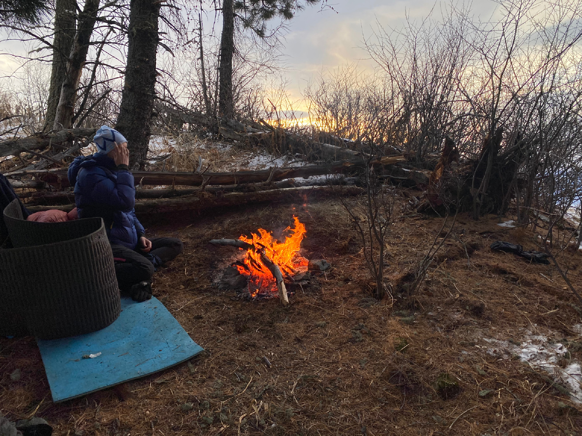 Тёплые ночёвки, в термо карманах, позволяют даже не брать спальный мешок, при том что ночные температуры достигали -15С.