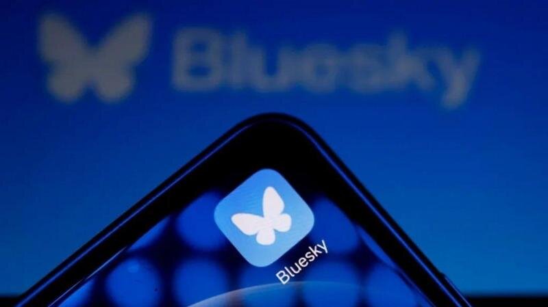 Логотип Bluesky расцветкой напоминает логотип твиттера до того, как тот стал X.