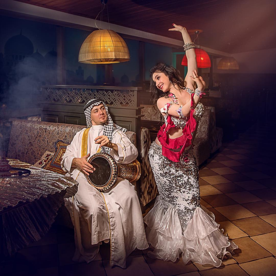 Восточный танец под аккомпанемент живых барабанов всегда притягивал зрителя особой энергетикой.