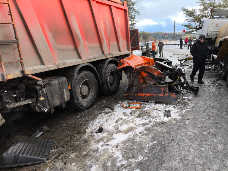    Снегоуборщик столкнулся с бензовозом в Сортавале, трасса перекрытаСергей Крупин