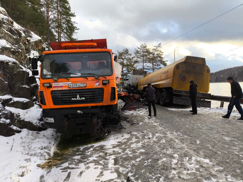    Снегоуборщик столкнулся с бензовозом в Сортавале, трасса перекрытаСергей Крупин