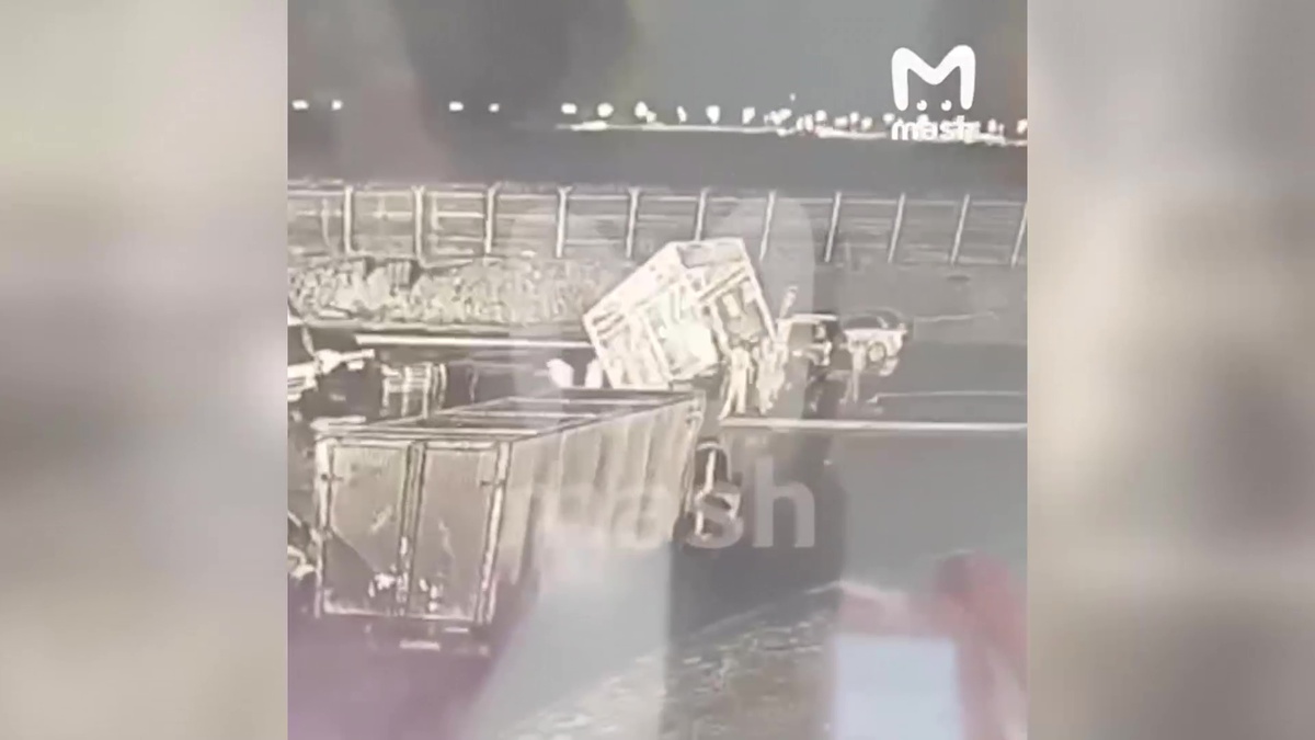    Момент падения металлического павильона на 22-летнюю жительницу Башкирии попал на видео