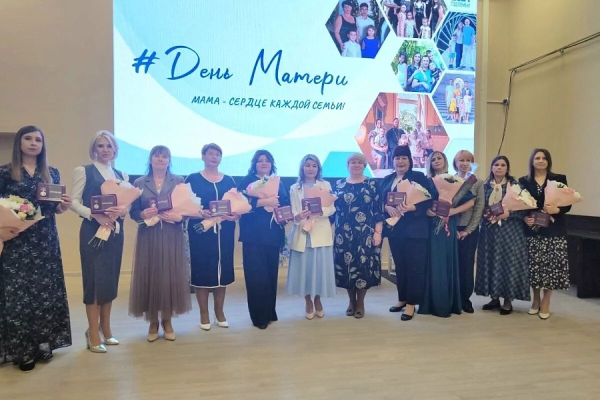    Многодетных волгоградок наградили знаком «Материнская слава»