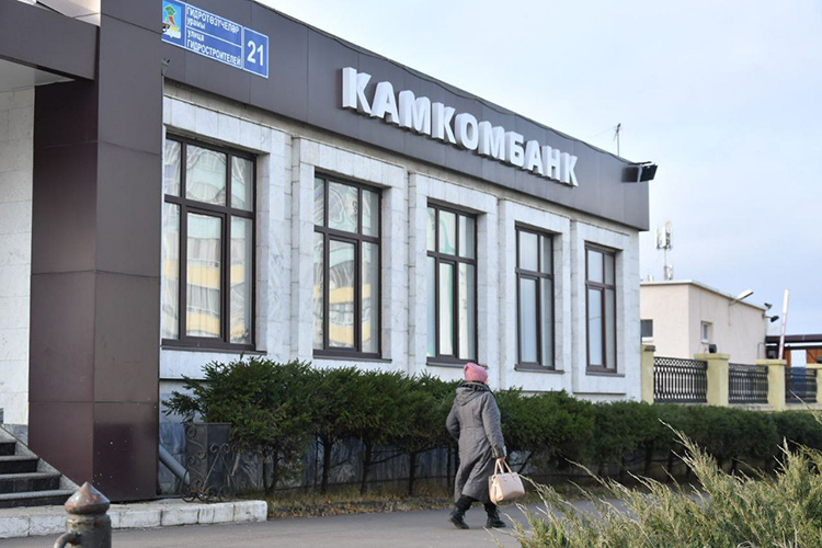    Согласно обновленному списку, под ограничения попали казанский АКБ «Энергобанк», набережночелнинские ПАО «Акибанк» и ООО «Камкомбанк».   
Фото: Олег Спиридонов