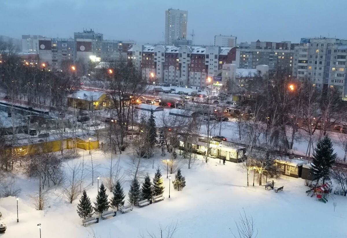 За окном сумерки и идет снег