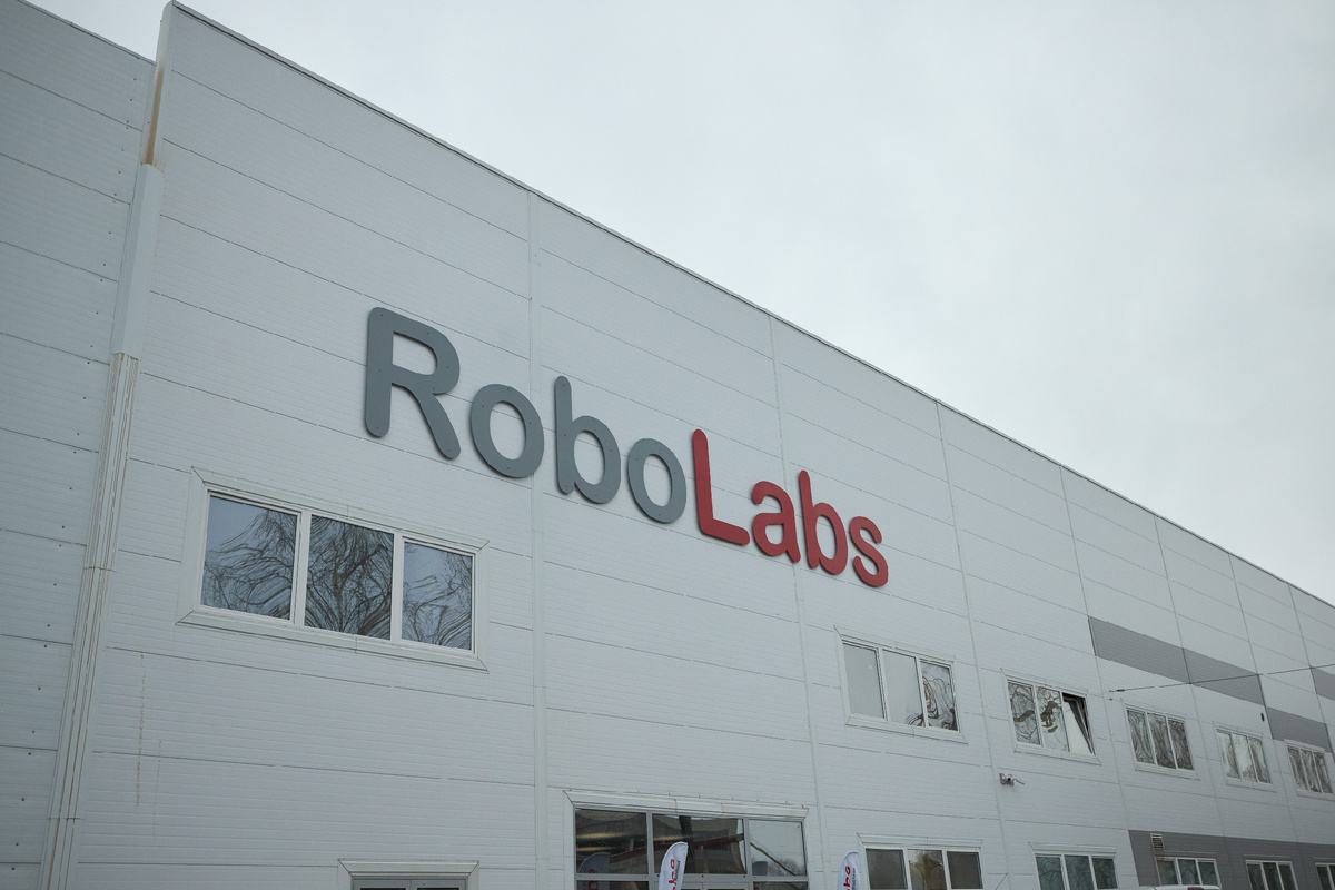 Фасад и вывеска завода в Твери