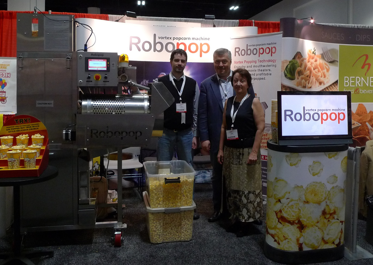Презентация попкорн-аппарата RoboPop на выставке в Европе. 2013 год