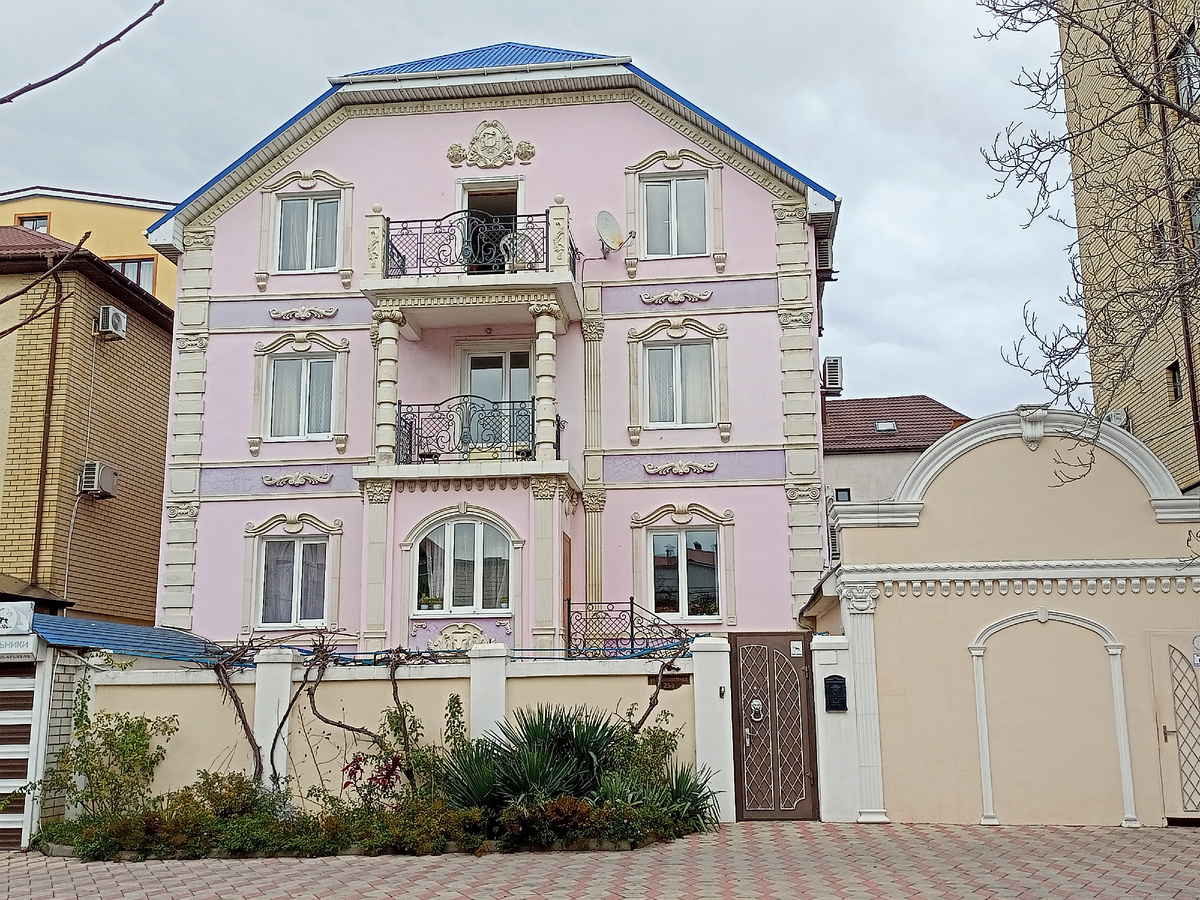 Смотрите, какой дом нарядный!