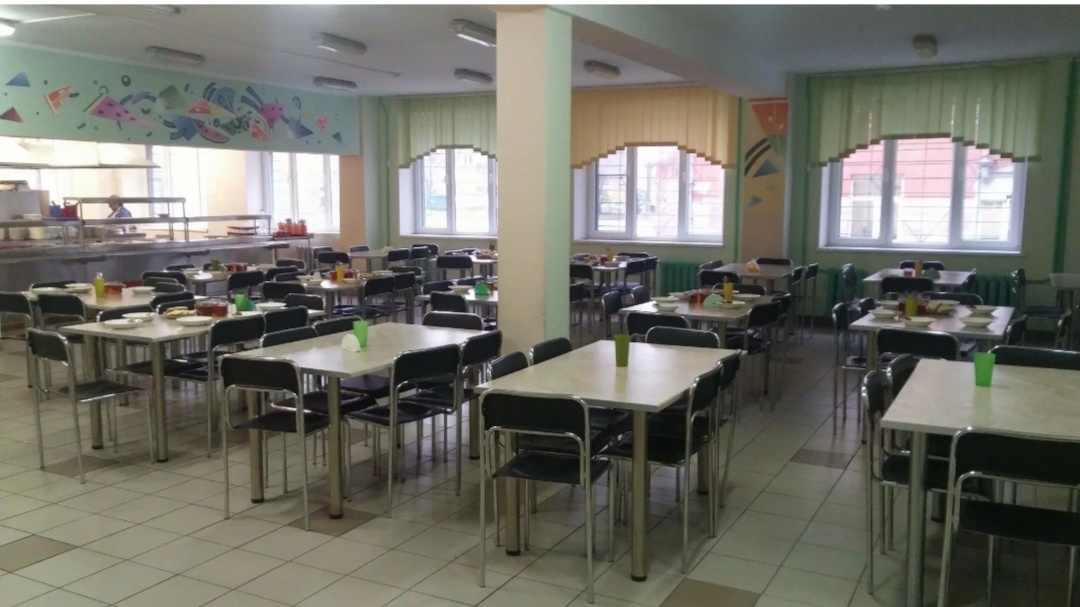 The school cafeteria is clean. Cooks make delicious dish. For example pasta , potatoes , salads or fried fish with fried onions.