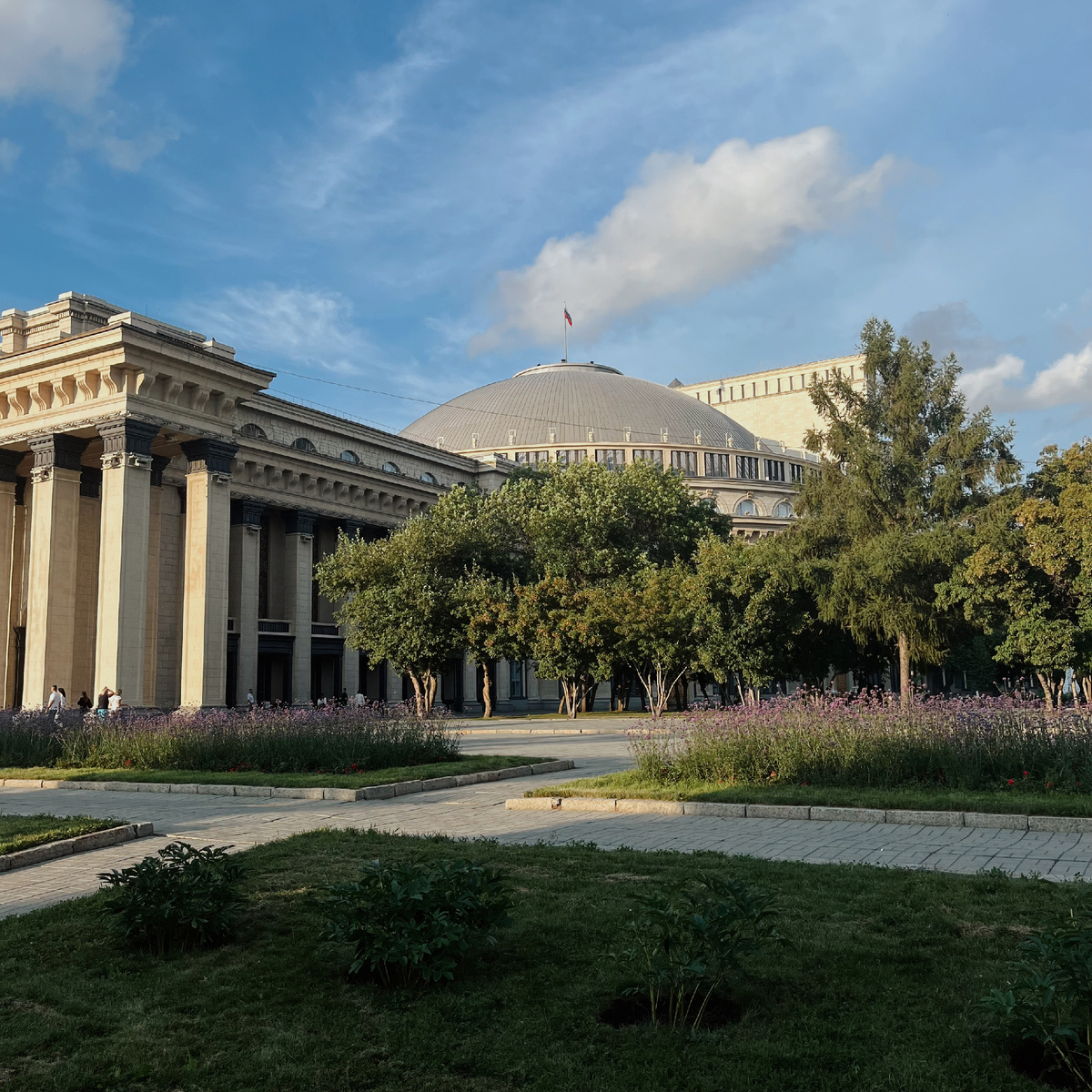 Небольшой зеленый оазис рядом с Театром оперы и балета