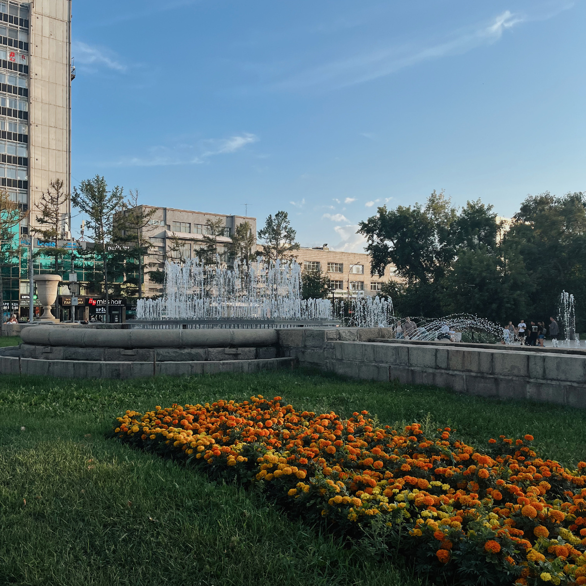 Вроде фонтан, вроде клумба, но все какое-то унылое и невзрачное