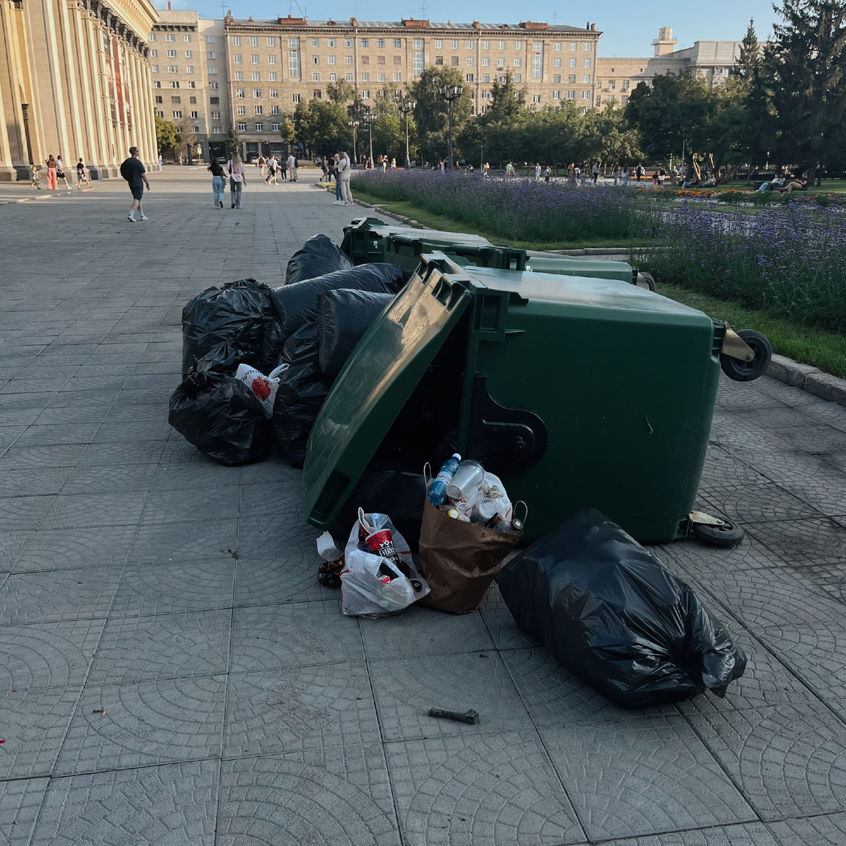 Это где? А это прям напротив Театра оперы и балета - визитной карточки города
