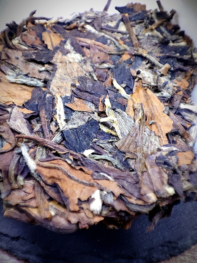 Одна из отличительных черт белого чая Бай Мудань это наличие микроскопических ворсинок.