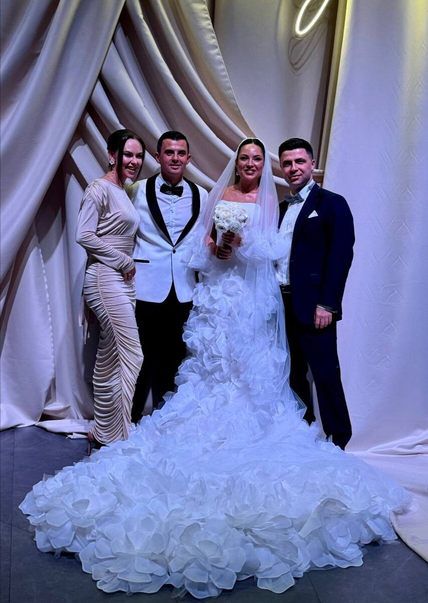 Кирилл Туриченко и его жена Дарья с гостями