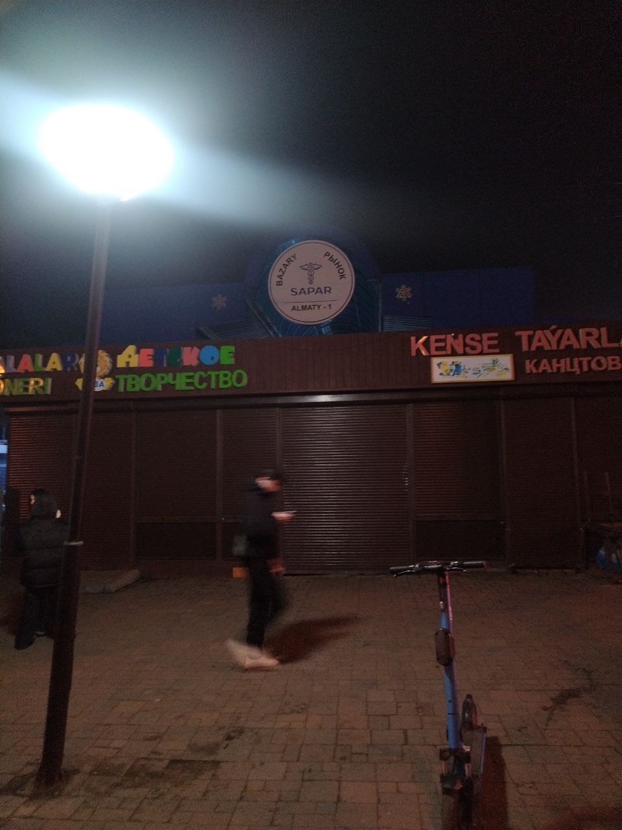 Перед вами — один из ключевых центров притяжения людей в округе! Да, тут кто-то двигался, так что не пугайтесь.