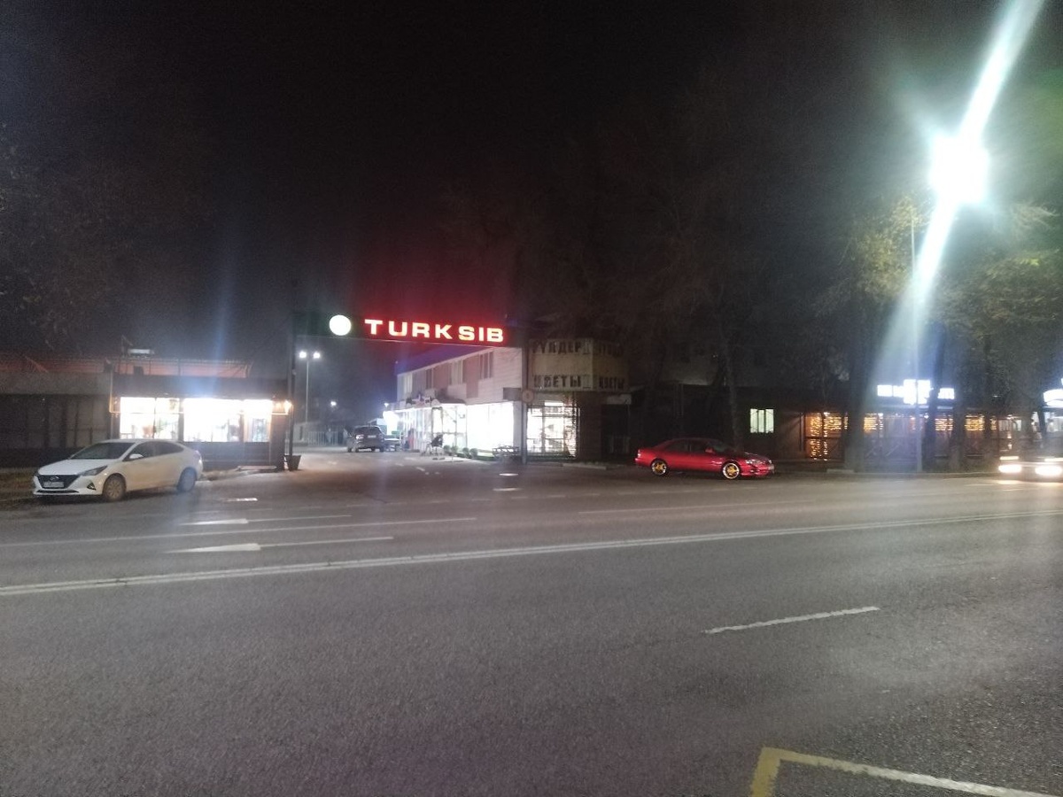 Легенда гласит, что эту ярмарку создал район по просьбе местных. И теперь тут и продукты, и вещи, и даже, говорят, антиквариат!… К слову, цветы можно было найти и ранним вечером.