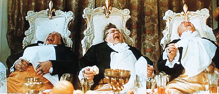 Актёров заставляли толстеть ради съёмок в фильме. И добавили специальные накладки на животы 