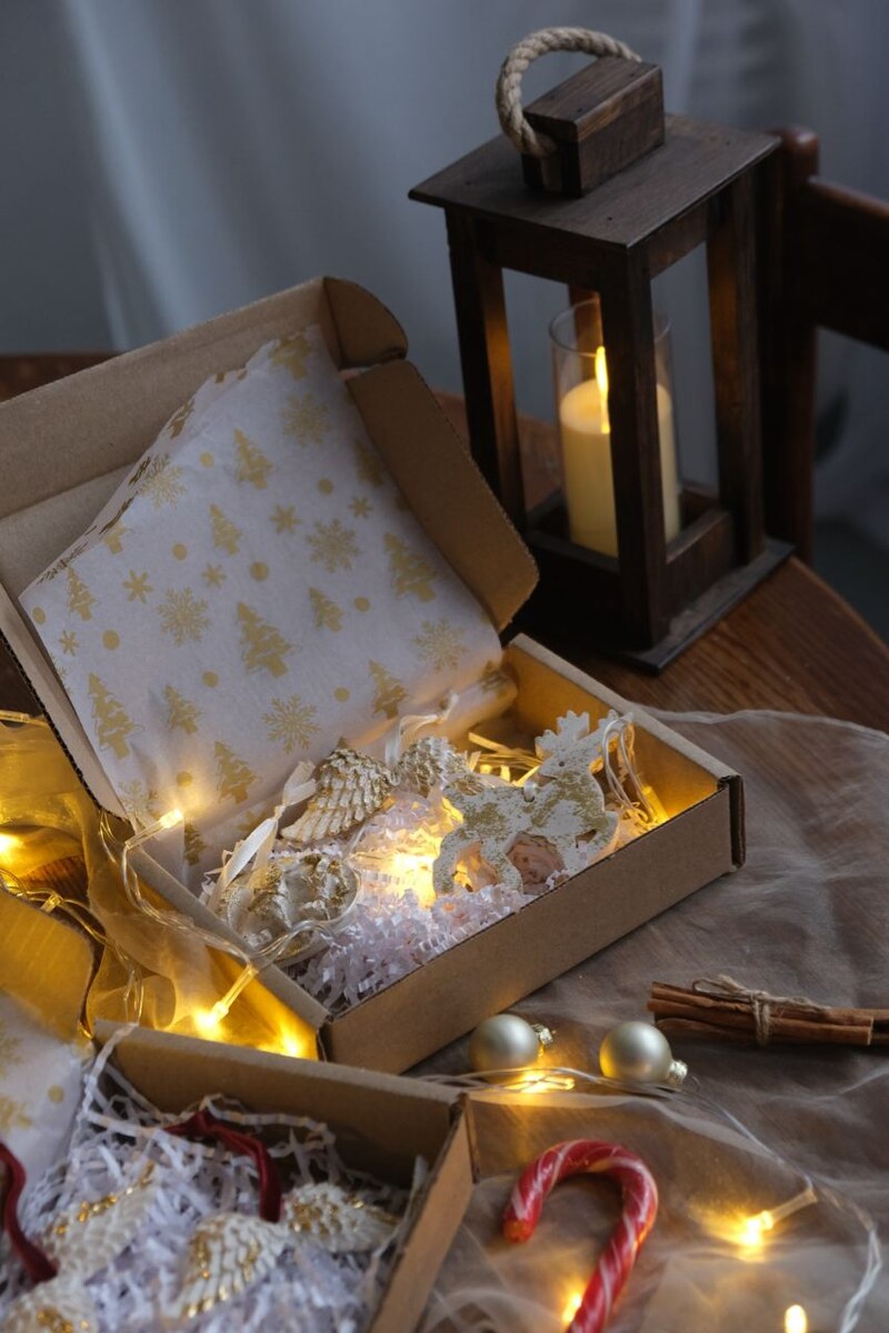 Наборы елочных игрушек в двух вариантах - с поталью и глиттером. 