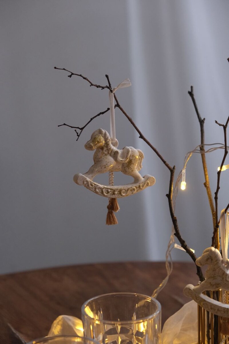 Новогодняя игрушка из гипса. Не обязательно использовать елку для украшения интерьера, подойдут и ветки.