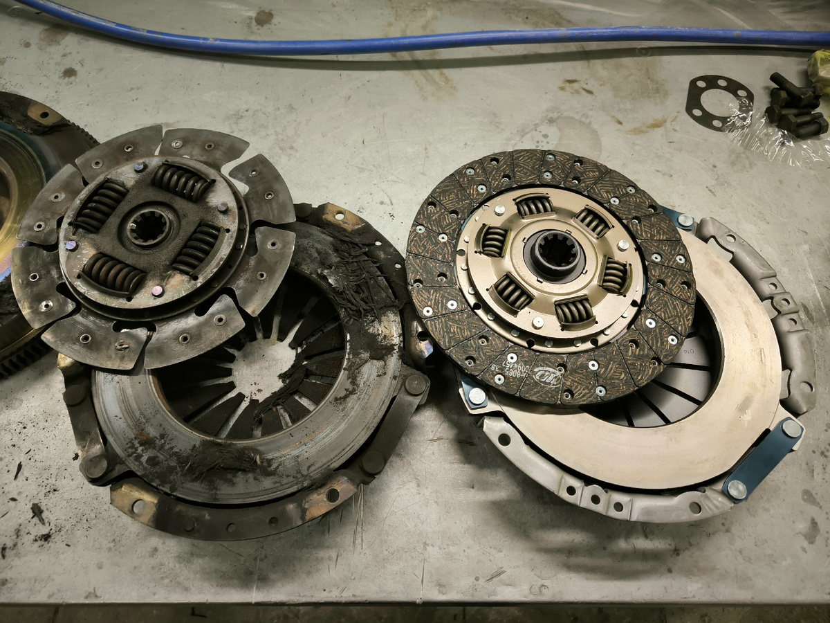 Справа новый диск сцепления, слева изношенный. 