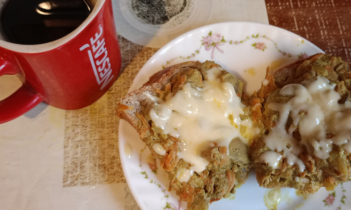 Завтрак мой сегодня. Куриная печень в сметане и куркумой на хлебушке, усыпаная сыром. Разогрела в микроволновке. Ну и кофе 😊. 