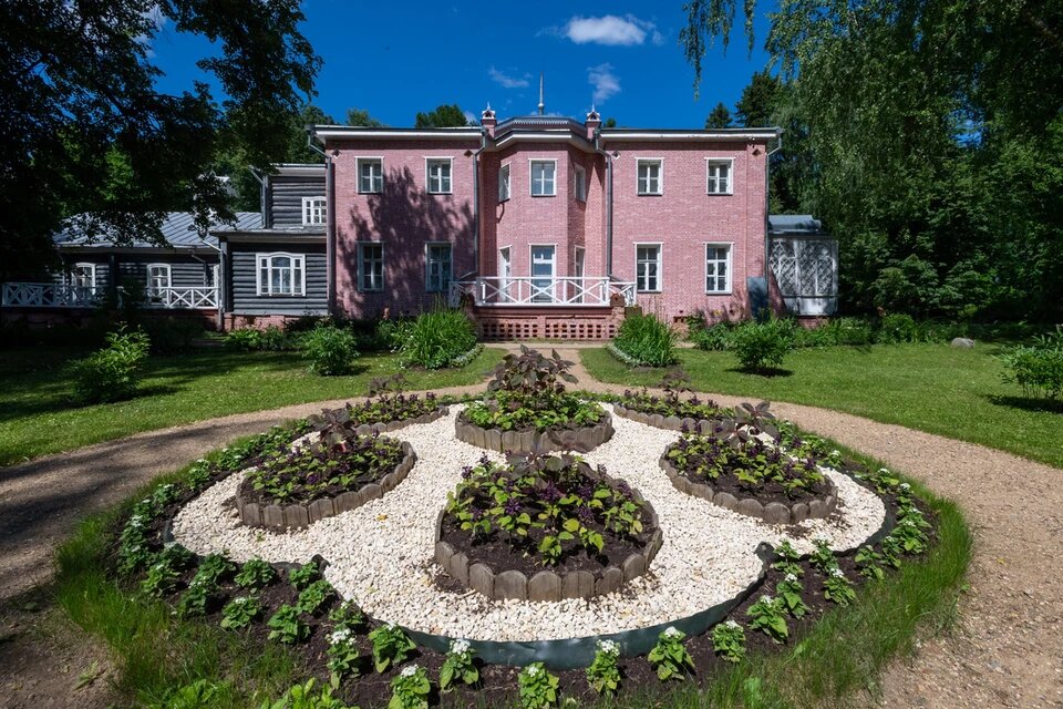 Поэт Евгений Баратынский лично разрабатывал проект усадьбы и чертил все планы. Неслучайно Мураново называют "архитектурным шедевром Баратынского". Фото: Михаил ФРОЛОВ