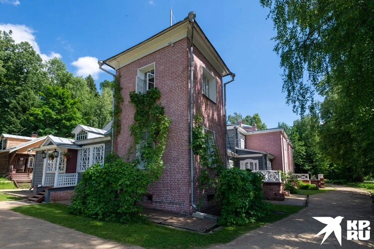 У усадьбы был небольшой секрет. Поэт проектировал здание таким образом, чтобы в комнатах царил вечный полумрак. Фото: Михаил ФРОЛОВ