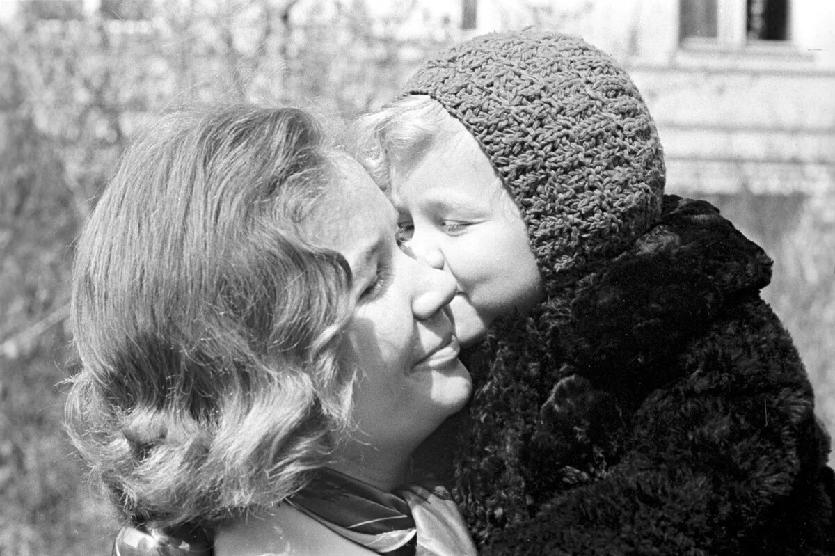 С мамой, 1970-е годы. Фото А. Сергеева-Васильева