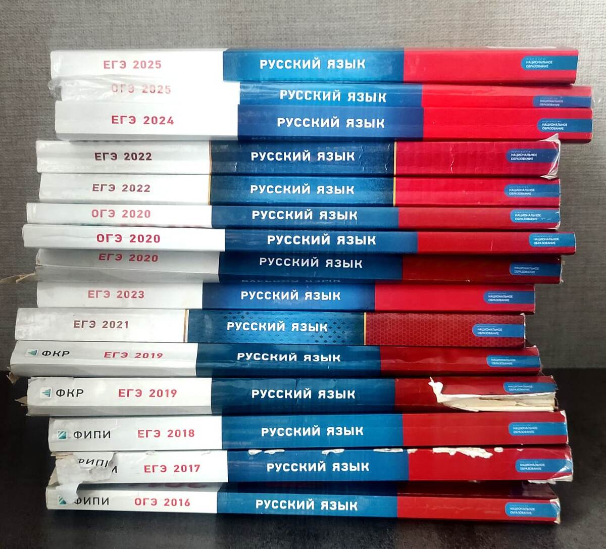 Многие думают, что надо МНОГО учить и МНОГО нарешивать.  Нет! Надо выучить необходимое и всю дорогу использовать. На фото небольшая кучка моих книг. 