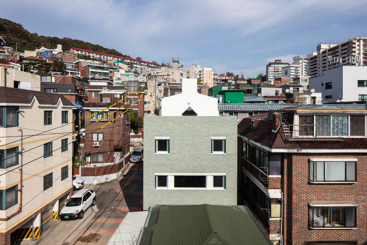 Большая часть населения живет в такой малоэтажной застройке