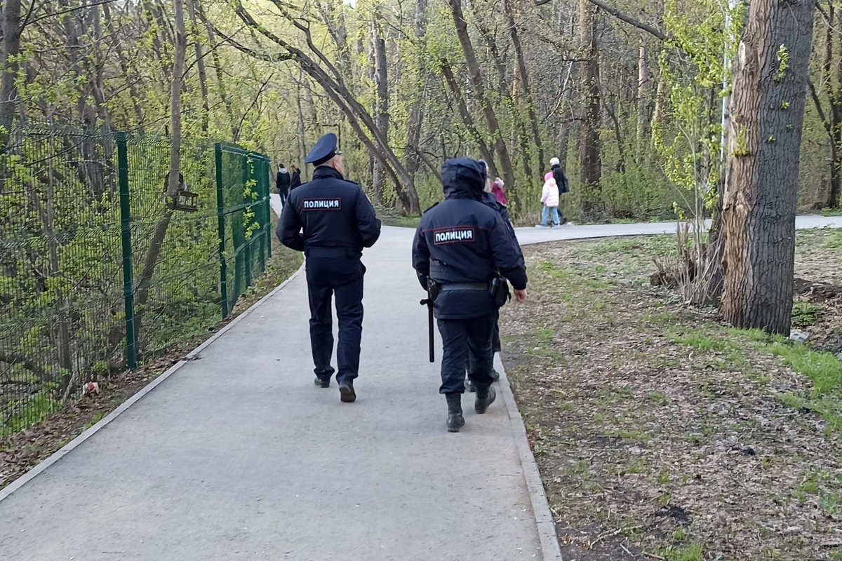 Полицейские доставили в отдел двух человек.  Фото: Максим Филиппович