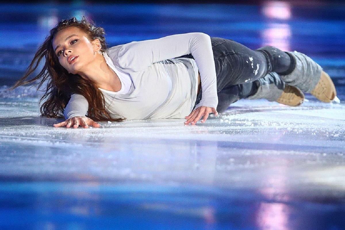 Валя Карнавал на ледниковом шоу.