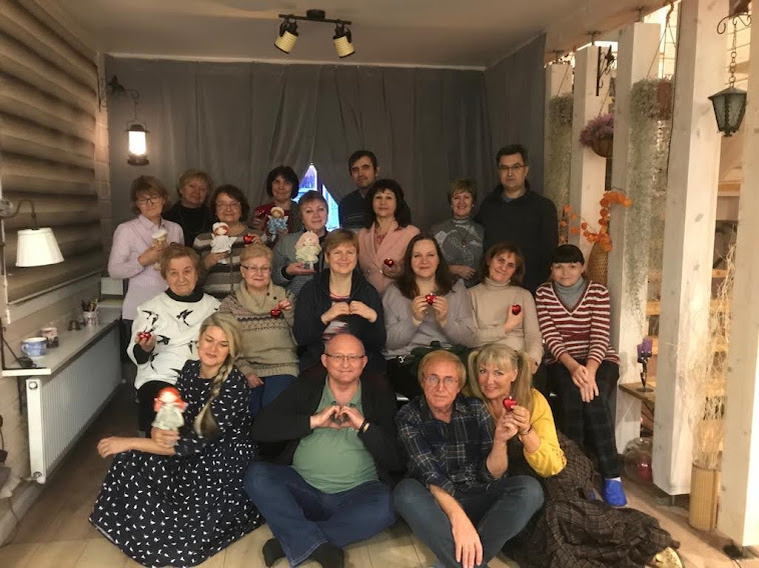 Традиционное фото гостей после домашнего концерта Виктора Попова (нижний ряд справа) 