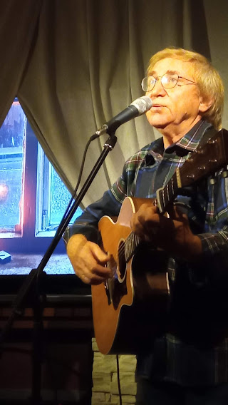 Поет Виктор Попов. Фото автора