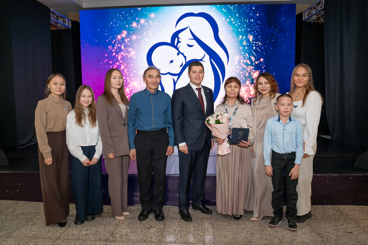 На фото семья Серасховых