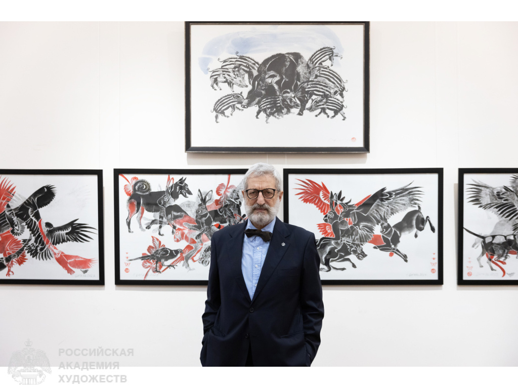 Член-корреспондент РАХ Сергей Викторович Цигаль на фоне своих работ в залах Российской академии художеств (Москва, Пречистенка, 21). Фото: Виктор Берёзкин, пресс-служба РАХ. 2024. 