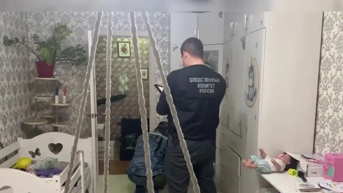    Следователи работают на месте убийства двух девочек.