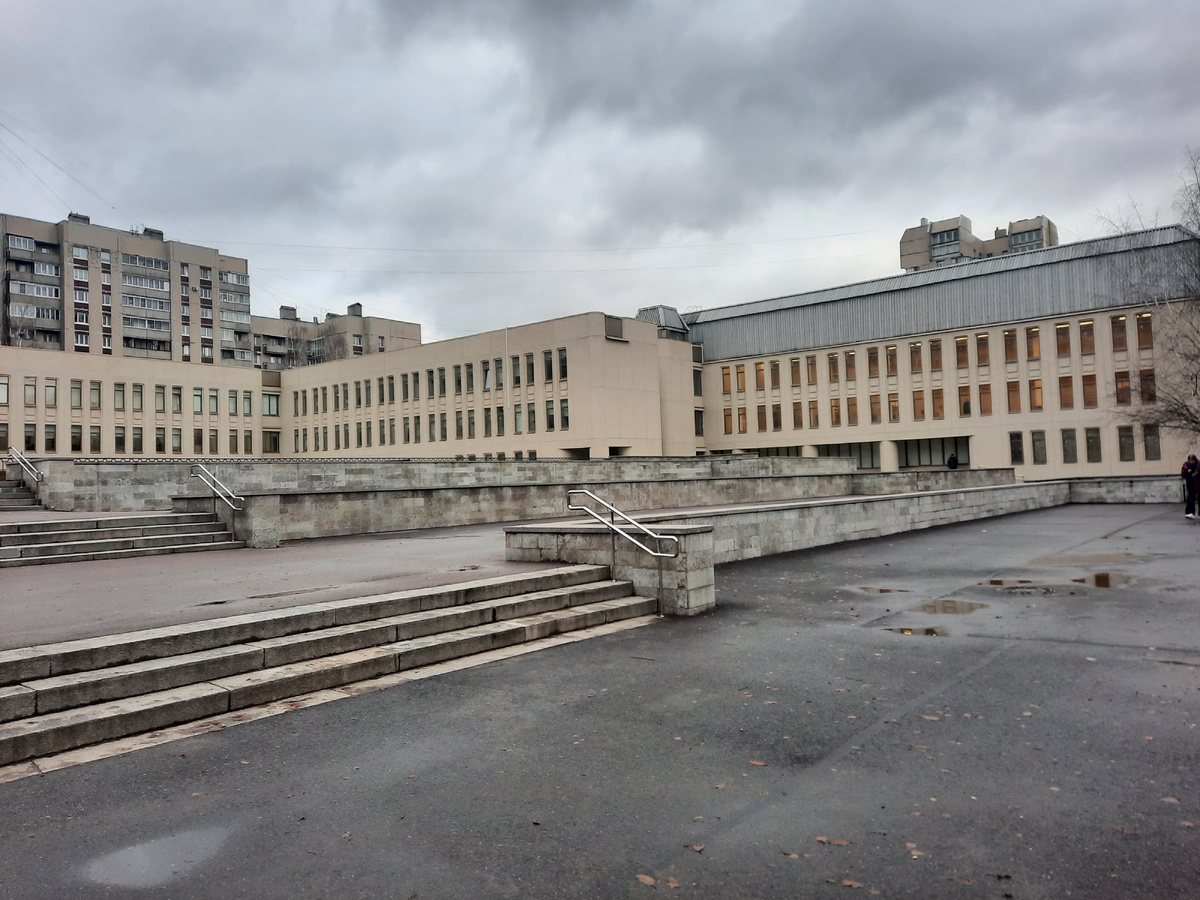 Помню. тогда сильно впечатлила многоярусная лестница и сами ярусы. Можно выстроить всю школу на линейку или праздник!