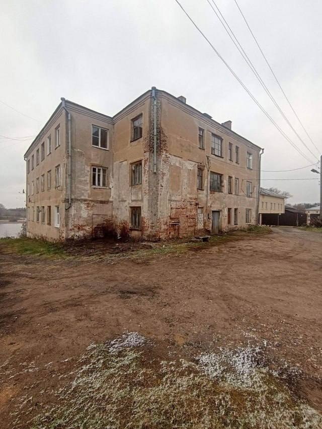 Город Углич. Аварийный дом. который решили украсить подсветкой.