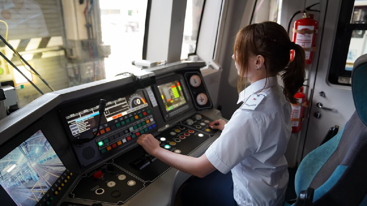 Женщина-машинист в столичном метро. Фото АГН «Москва»