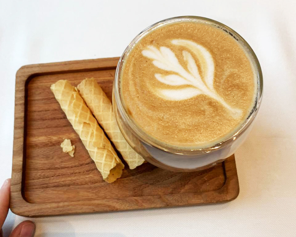 Нет у меня фото из банка, но есть вкусного кофе после посещения Каспи в Астане. Там много стильных и уютных кофеен с вкусным кофе.