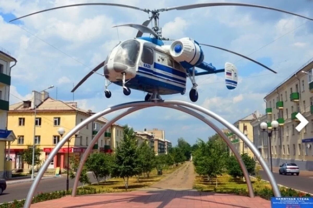    Стела, посвященная строителям крылатых машин, на площади Советов в Кумертау.